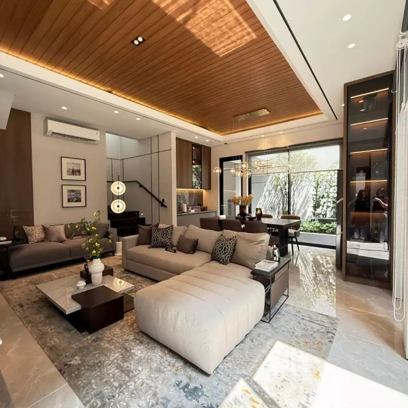 2. Open Space Living Room yang Menyatu dengan Ruang Makan