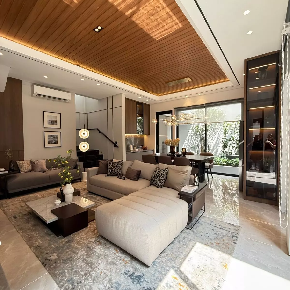 2. Open Space Living Room yang Menyatu dengan Ruang Makan